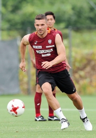 神戸加入後初の練習でボールを追うポドルスキ＝神戸市西区、いぶきの森球技場（撮影・吉田敦史）