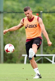 ファンサービスにも熱心なルーカス・ポドルスキ選手。世界を驚かせてきた左足シュートで神戸を上位に導けるか＝神戸市西区、いぶきの森球技場（撮影・吉田敦史）