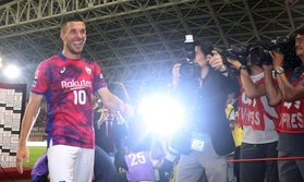 ２ゴールを決め、笑顔でスタジアムを後にする神戸のポドルスキ＝ノエビアスタジアム神戸（撮影・大森　武）