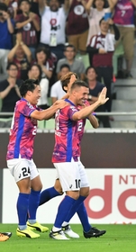 神戸-大宮　後半４分、Ｊリーグ初ゴールを決め、イレブンやサポーターらと喜び合う神戸のポドルスキ（中央）＝ノエビアスタジアム神戸（撮影・風斗雅博）