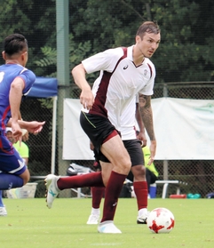 ユニバーシアード台湾代表との練習試合に出場した神戸のハーフナー（右）＝神戸市西区、いぶきの森球技場