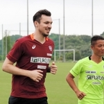 ランニングで汗を流すハーフナー（左）＝神戸市西区、いぶきの森球技場