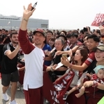 神戸空港で開かれたイベントでサポーターと交流するルーカス・ポドルスキ選手＝６日午前、神戸市中央区（撮影・小林良多）