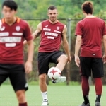 神戸へ加入後初の練習でボールを蹴るポドルスキ（撮影・吉田敦史）