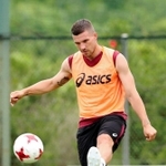 ファンサービスにも熱心なルーカス・ポドルスキ選手。世界を驚かせてきた左足シュートで神戸を上位に導けるか＝神戸市西区、いぶきの森球技場（撮影・吉田敦史）