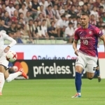 神戸-大宮　前半、ボールを追う神戸のポドルスキ（右）＝ノエビアスタジアム神戸（撮影・大森　武）