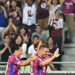 神戸-大宮　後半４分、Ｊリーグ初ゴールを決め、イレブンやサポーターらと喜び合う神戸のポドルスキ（中央）＝ノエビアスタジアム神戸（撮影・風斗雅博）