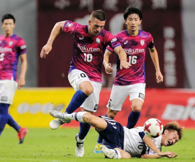 神戸-横浜Ｍ　前半、力強く突破をはかる神戸ＦＷポドルスキ＝ノエビアスタジアム神戸（撮影・大山伸一郎）