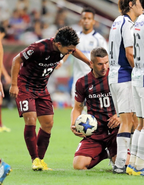 神戸-Ｇ大阪　後半３５分、相手のファウルを誘い、フリーキックを獲得した神戸・ポドルスキ（右）に声をかける小川（撮影・大山伸一郎）