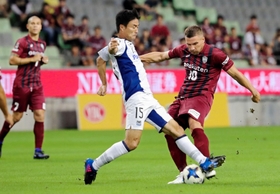 神戸-Ｇ大阪　前半４分、Ｇ大阪のＭＦ今野（中央）にシュートを阻まれる神戸のＦＷポドルスキ（右）＝ノエビアスタジアム神戸（撮影・大山伸一郎）