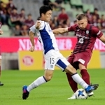 神戸-Ｇ大阪　前半４分、Ｇ大阪のＭＦ今野（中央）にシュートを阻まれる神戸のＦＷポドルスキ（右）＝ノエビアスタジアム神戸（撮影・大山伸一郎）