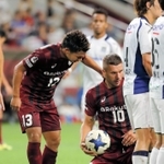 神戸-Ｇ大阪　後半３５分、相手のファウルを誘い、フリーキックを獲得した神戸・ポドルスキ（右）に声をかける小川（撮影・大山伸一郎）