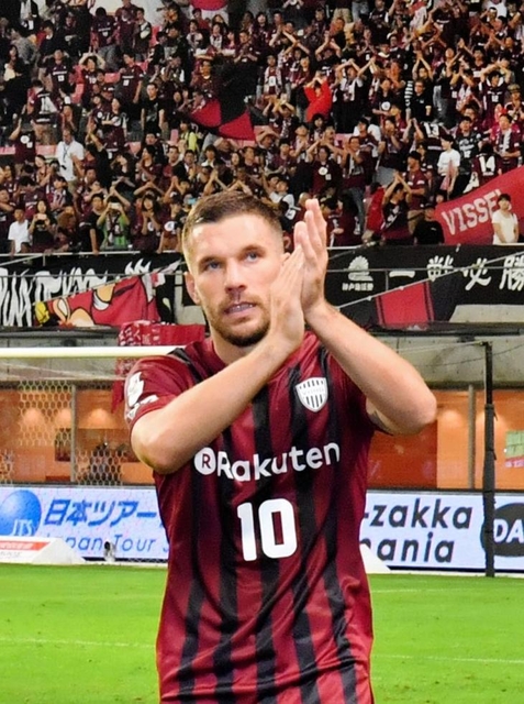 川崎戦の終了後、サポーターの声援にこたえる神戸のポドルスキ＝９月２３日、ノエビアスタジアム神戸