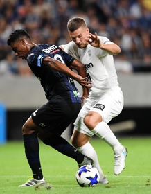 Ｇ大阪-神戸　前半３５分、ボールを奪い合う神戸のポドルスキ＝市立吹田スタジアム（撮影・中西大二）