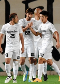 松本山雅-神戸　前半２３分、先制ゴールを決めた神戸の橋本（中央）