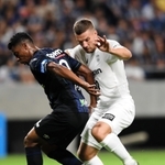 Ｇ大阪-神戸　前半３５分、ボールを奪い合う神戸のポドルスキ＝市立吹田スタジアム（撮影・中西大二）