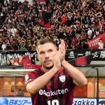 川崎戦の終了後、サポーターの声援にこたえる神戸のポドルスキ＝９月２３日、ノエビアスタジアム神戸