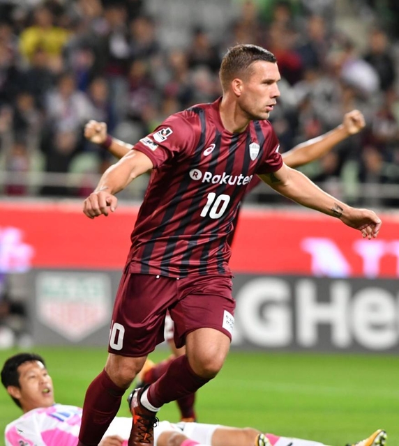 神戸-鳥栖　前半、先制ゴールを決めた神戸のポドルスキ＝ノエビアスタジアム神戸（撮影・風斗雅博）