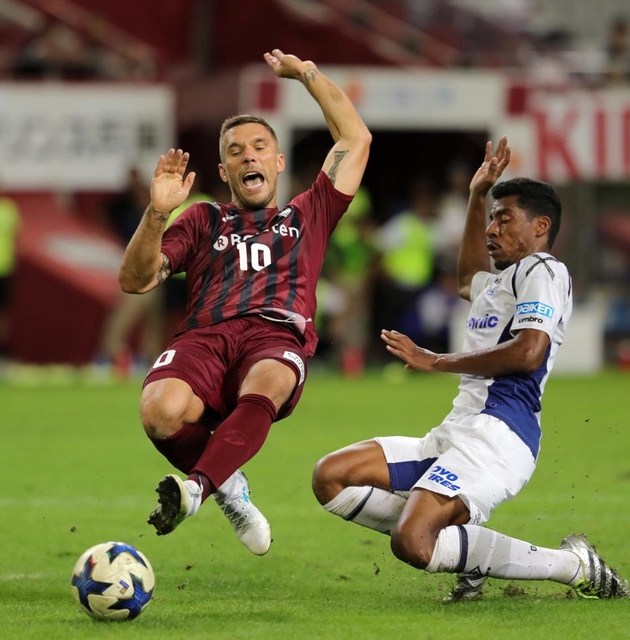 神戸-Ｇ大阪　後半終了間際、神戸のポドルスキ（左）は相手ゴール前へ攻め込むもゴールを奪えず（撮影・大山伸一郎）