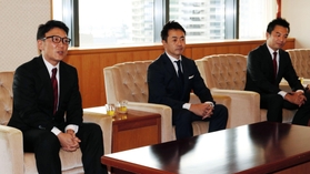 Ｊ１神戸の新体制について報告する（左から）立花陽三・新社長、田中健一・前社長、森井誠之・新事業本部長＝神戸市役所
