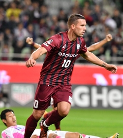 神戸-鳥栖　前半、先制ゴールを決めた神戸のポドルスキ＝ノエビアスタジアム神戸（撮影・風斗雅博）