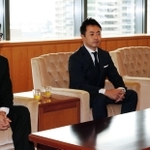 Ｊ１神戸の新体制について報告する（左から）立花陽三・新社長、田中健一・前社長、森井誠之・新事業本部長＝神戸市役所