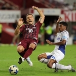 神戸-Ｇ大阪　後半終了間際、神戸のポドルスキ（左）は相手ゴール前へ攻め込むもゴールを奪えず（撮影・大山伸一郎）