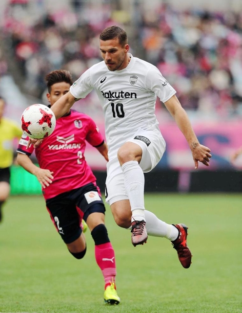 Ｃ大阪-神戸　前半、果敢にゴールを狙う神戸のポドルスキ＝ヤンマースタジアム長居（撮影・大山伸一郎）