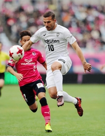 Ｃ大阪-神戸　前半、果敢にゴールを狙う神戸のポドルスキ＝ヤンマースタジアム長居（撮影・大山伸一郎）