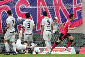 Ｃ大阪－神戸　前半４１分、Ｃ大阪の杉本（右端）に同点ゴールを決められ、うなだれる神戸守備陣（撮影・大山伸一郎）