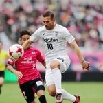 Ｃ大阪-神戸　前半、果敢にゴールを狙う神戸のポドルスキ＝ヤンマースタジアム長居（撮影・大山伸一郎）