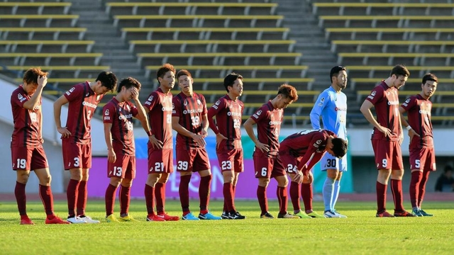 神戸-清水　１ー３と完敗し肩を落とす神戸の選手＝ユニバー記念競技場（撮影・後藤亮平）