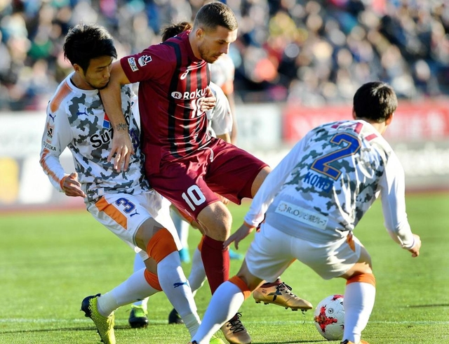 神戸-清水　後半、相手の守備に阻まれる神戸のポドルスキ＝ユニバー記念競技場（撮影・後藤亮平）