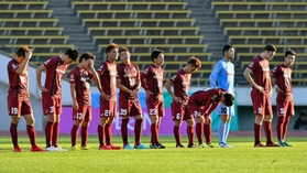 神戸-清水　１ー３と完敗し肩を落とす神戸の選手＝ユニバー記念競技場（撮影・後藤亮平）