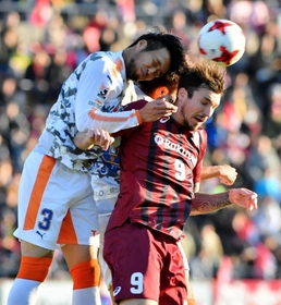 神戸-清水　後半、競り合う神戸のハーフナー＝ユニバー記念競技場（撮影・後藤亮平）