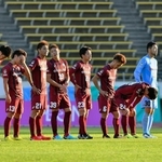 神戸-清水　１ー３と完敗し肩を落とす神戸の選手＝ユニバー記念競技場（撮影・後藤亮平）