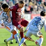 神戸-清水　後半、相手の守備に阻まれる神戸のポドルスキ＝ユニバー記念競技場（撮影・後藤亮平）