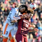 神戸-清水　後半、競り合う神戸のハーフナー＝ユニバー記念競技場（撮影・後藤亮平）