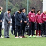 阪神・淡路大震災の犠牲者に向けて黙とうする川西市出身の吉田孝行監督（中央）ら＝いぶきの森球技場