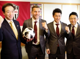 ガッツポーズする（左から）久元喜造市長とルーカス・ポドルスキ主将、吉田孝行監督、立花陽三社長＝神戸市役所（撮影・宮崎真彦）