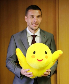 「はばタン」のぬいぐるみを手にして記念撮影に応じるヴィッセル神戸のポドルスキ選手＝兵庫県庁