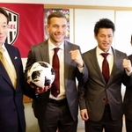 ガッツポーズする（左から）久元喜造市長とルーカス・ポドルスキ主将、吉田孝行監督、立花陽三社長＝神戸市役所（撮影・宮崎真彦）