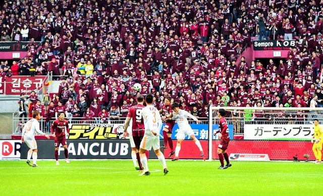 競り合うヴィッセル神戸の選手たちに、ピッチ近くに新設されたスタンドからサポーターが声援を送った＝３日午後、神戸市兵庫区御崎町１、ノエビアスタジアム神戸（撮影・中西大二）