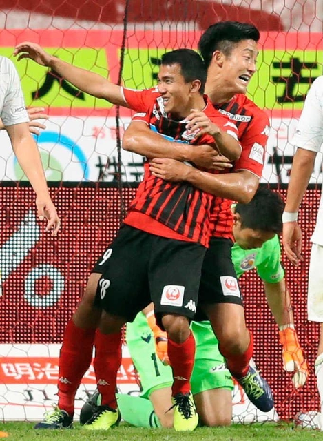 １８日の長崎戦の終了間際、ゴールを決め喜ぶ札幌・チャナティップ選手（手前）＝札幌ドーム