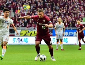 神戸ー清水　前半、ゴール中央から突破を図るＦＷポドルスキ＝ノエビアスタジアム神戸（撮影・中西大二）