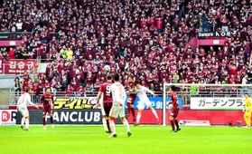 競り合うヴィッセル神戸の選手たちに、ピッチ近くに新設されたスタンドからサポーターが声援を送った＝３日午後、神戸市兵庫区御崎町１、ノエビアスタジアム神戸（撮影・中西大二）