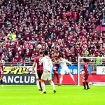 競り合うヴィッセル神戸の選手たちに、ピッチ近くに新設されたスタンドからサポーターが声援を送った＝３日午後、神戸市兵庫区御崎町１、ノエビアスタジアム神戸（撮影・中西大二）