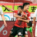 １８日の長崎戦の終了間際、ゴールを決め喜ぶ札幌・チャナティップ選手（手前）＝札幌ドーム