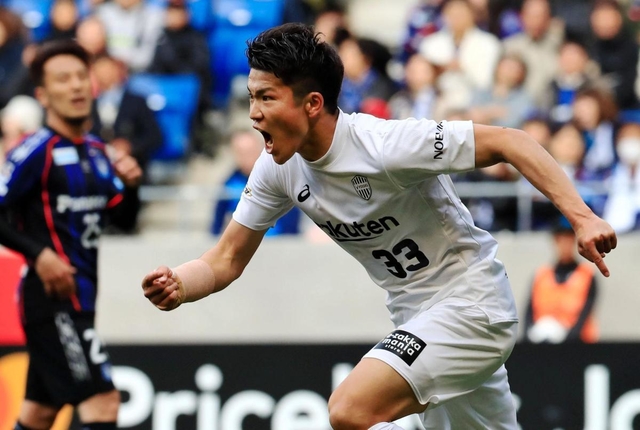 神戸-大阪　後半９５分、ゴールを決め喜ぶ神戸の大槻（撮影・斎藤雅志