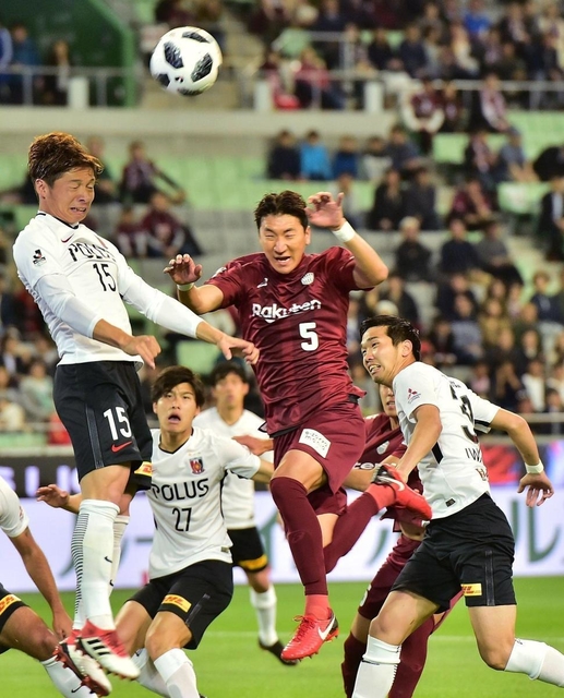神戸-浦和　前半、ヘディングで競り合う神戸のＤＦ鄭又栄（５）。右下は浦和のＤＦ岩波＝ノエビアスタジアム神戸（撮影・中西大二）
